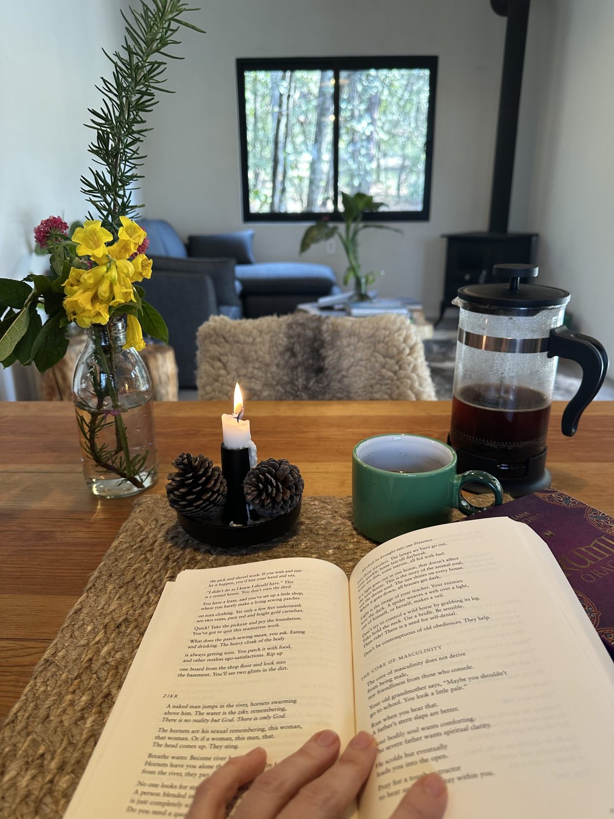 Rincón de lectura con café, cabaña Maa